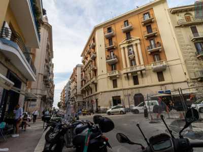 Ma eccoci arrivati all�incrocio con via Cardassi (sulla sinistra) e corso Sonnino (sulla destra). A manca (e di fronte a noi) si estende il quadrilatero dell�Umbertino, mentre dall�altra parte si entra nel cuore del Madonnella